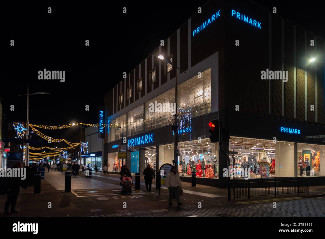 Magasin Primark à Southend sur Sea High Street avec des lumières de Noël. Centre commercial. Grande boutique Banque D'Images