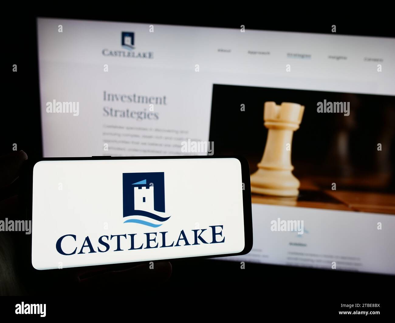 Personne détenant un smartphone avec le logo de la société américaine de gestion de placements Castlelake L.P. devant le site Web. Concentrez-vous sur l'affichage du téléphone. Banque D'Images