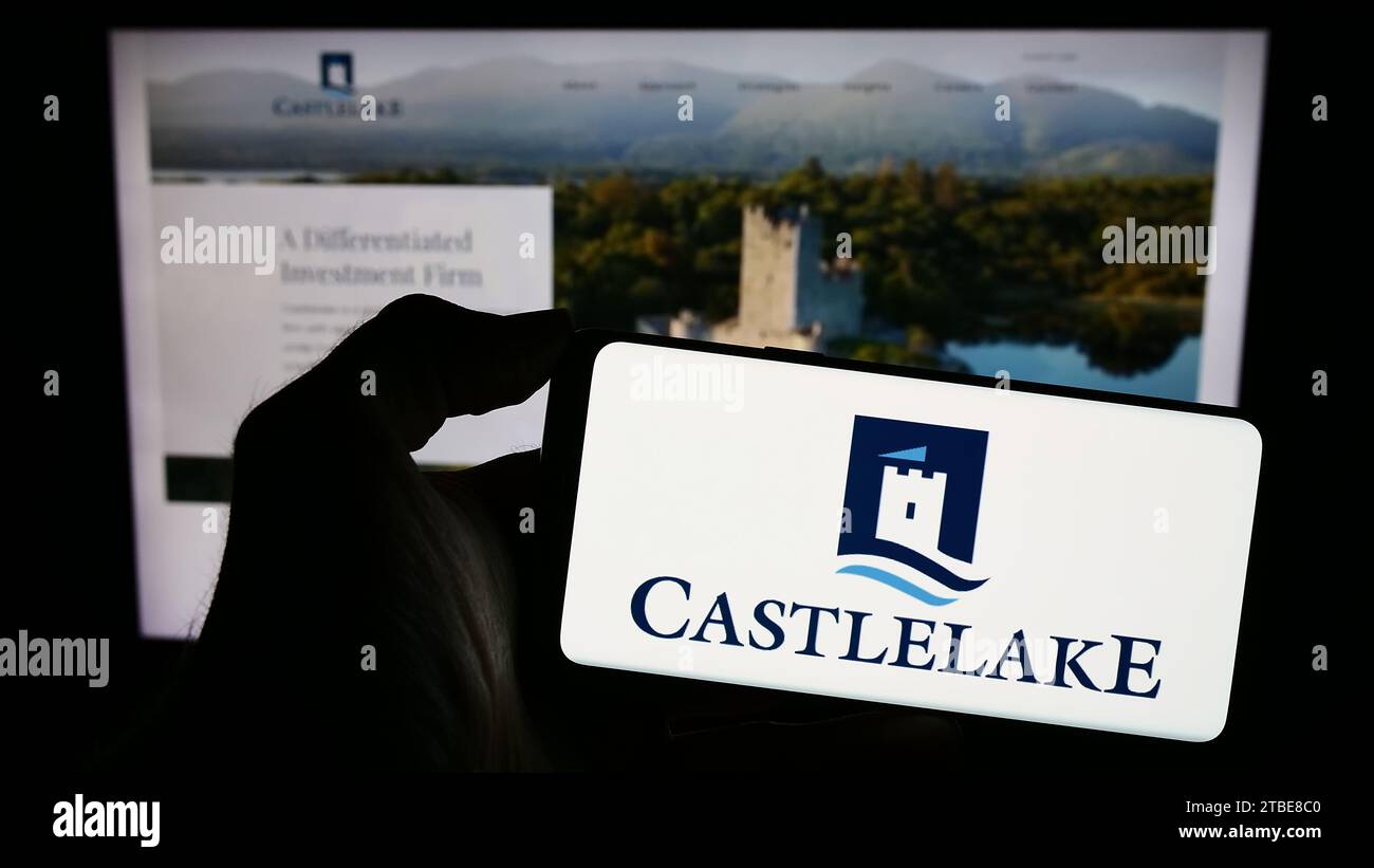 Personne détenant un téléphone mobile avec le logo de la société américaine de gestion de placements Castlelake LP en face du site Web. Concentrez-vous sur l'affichage du téléphone. Banque D'Images
