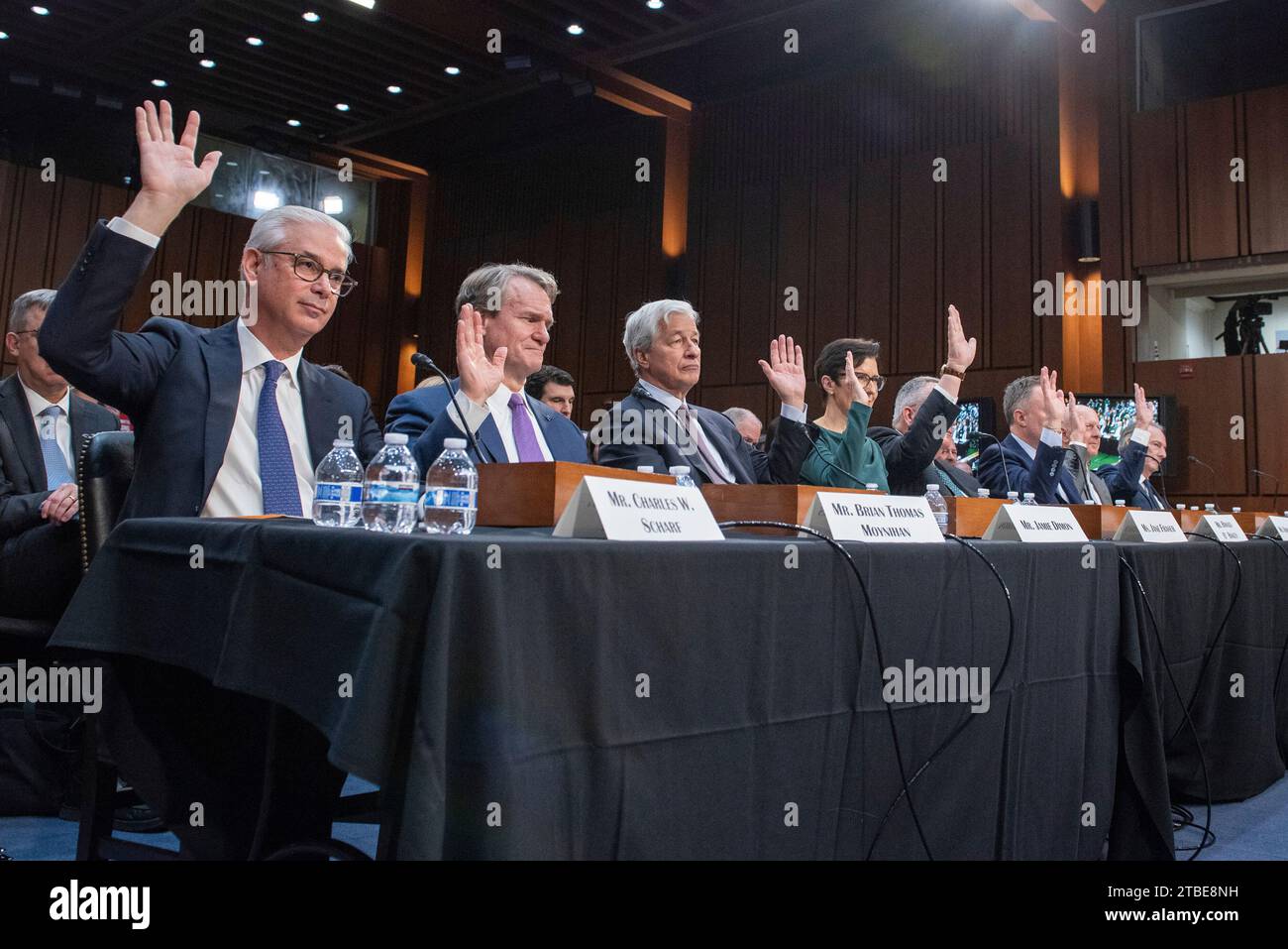 Charles W. Scharf, président-directeur général, Wells Fargo & Company ; Brian Thomas Moynihan, président-directeur général, Bank of America ; Jamie Dimon, JPMorgan Chase & Co. ; Jane Fraser, PDG de Citigroup ; Ronald OâHanley, State Street ; Robin Vince, BNY Mellon ; David Solomon, Goldman Sachs; James P. Gorman, Morgan Stanley lèvent la main à une série de questions oui ou non posées par des sénateurs lors d'une audience du Sénat sur les banques, le logement et les affaires urbaines dans l'immeuble de bureaux du Sénat Hart à Washington, DC, le mercredi 6 décembre 2023. Crédit : Annabelle Gordon/CNP Banque D'Images