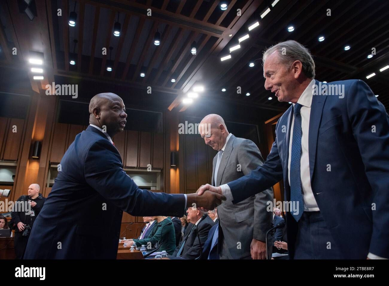 Washington, Vereinigte Staaten. 06 décembre 2023. Le sénateur américain Tim Scott (Républicain de Caroline du Sud), membre du classement du Comité sénatorial américain sur les banques, le logement et les affaires urbaines serre la main de James P. Gorman, PDG de Morgan Stanley à un Sénat Banking, Housing, et Urban Affairs audience pour examiner les entreprises de Wall Street dans l'immeuble de bureaux du Sénat Hart à Washington, DC, le mercredi 6 décembre 2023. Crédit : Annabelle Gordon/CNP/dpa/Alamy Live News Banque D'Images