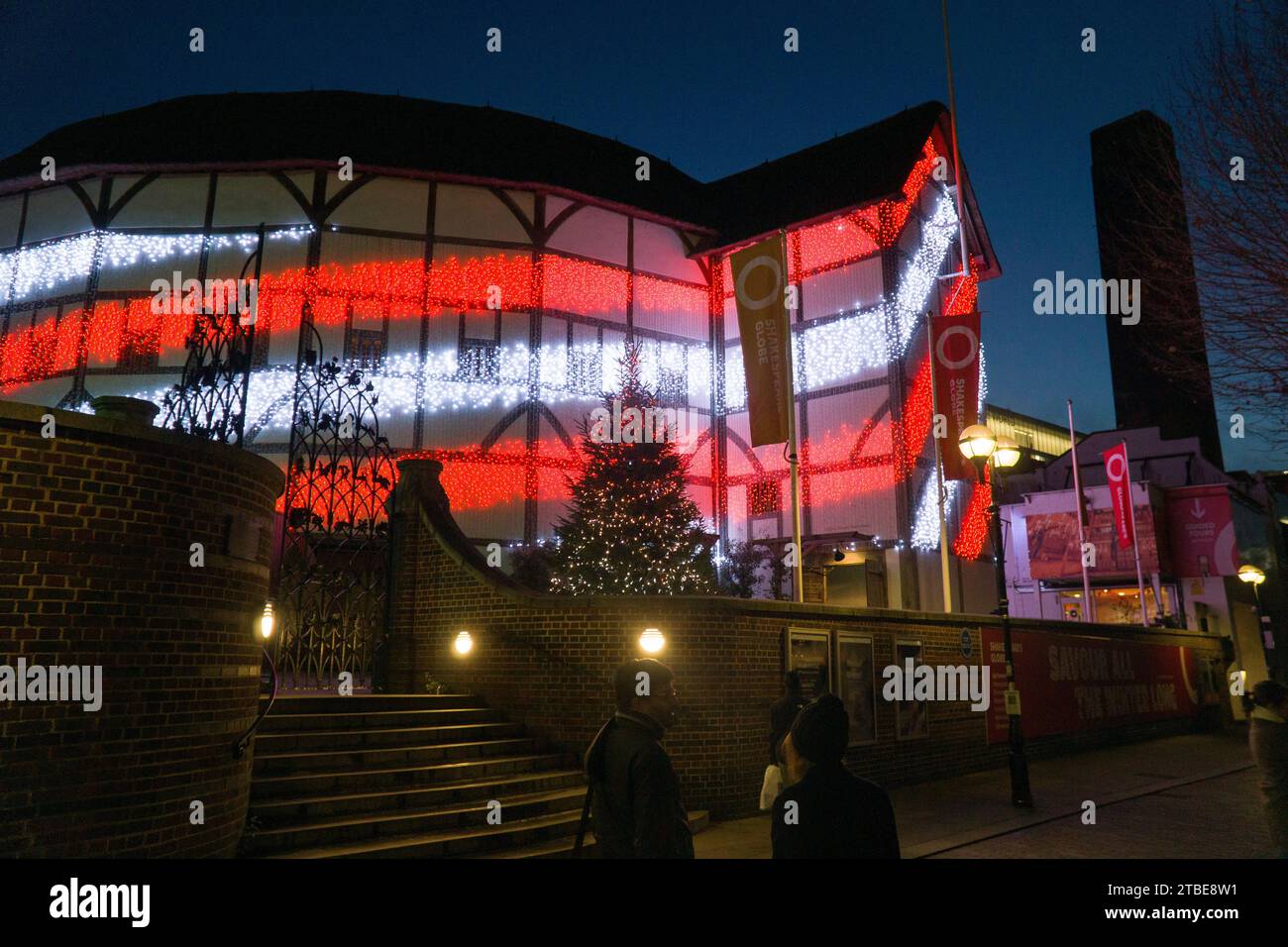 Météo britannique, 6 décembre, Londres : au crépuscule par temps froid mais clair, le théâtre Shakespeare's Globe affiche des lumières changeantes de fées, avec la tour de la Tate Modern vue en arrière-plan dans un ciel crépusculaire. Crédit : Anna Watson/Alamy Live News Banque D'Images