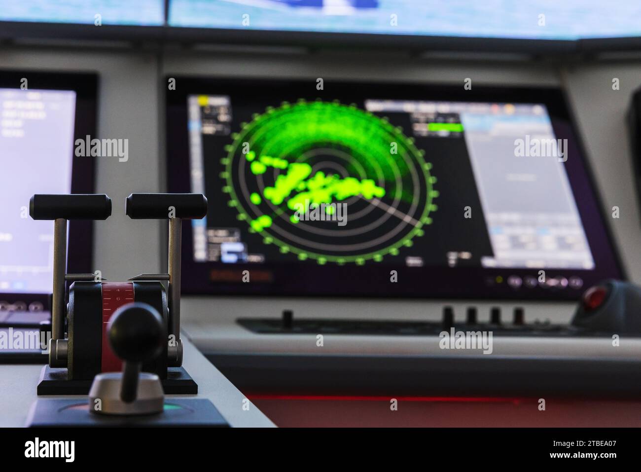 Panneau de contrôle du navire avec accélérateur moteur et écran radar sur un arrière-plan, capitaines de l'équipement de pont d'un navire moderne Banque D'Images