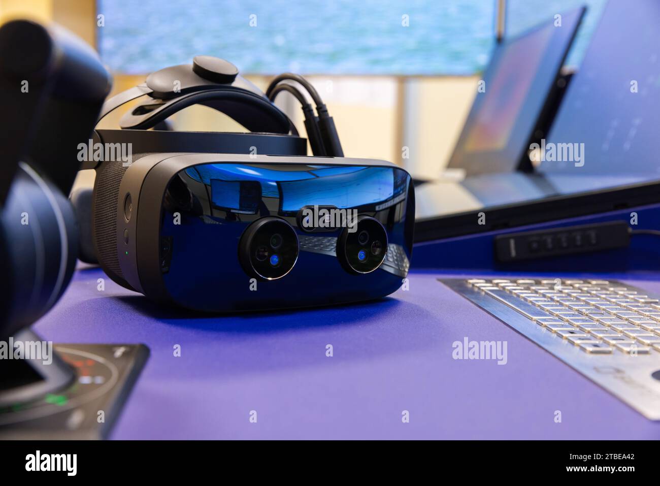 Casque VR avec caméras de réalité augmentée pose sur le bureau, photo en gros plan avec mise au point sélective Banque D'Images