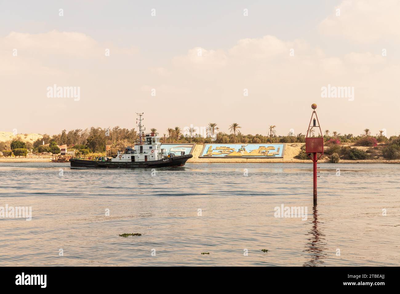 Ismailia, Egypte - 1 novembre 2021: Le bateau à remorqueurs navigue sur le canal de Suez par une journée ensoleillée Banque D'Images