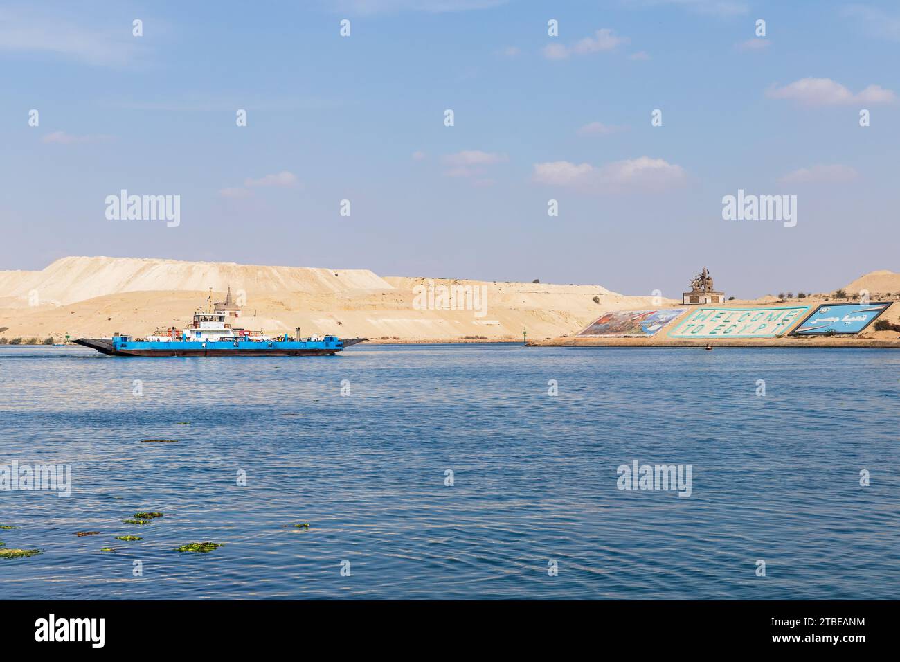 Ismailia, Egypte - 1 novembre 2021 : un petit ferry traverse le canal de Suez par une journée ensoleillée Banque D'Images