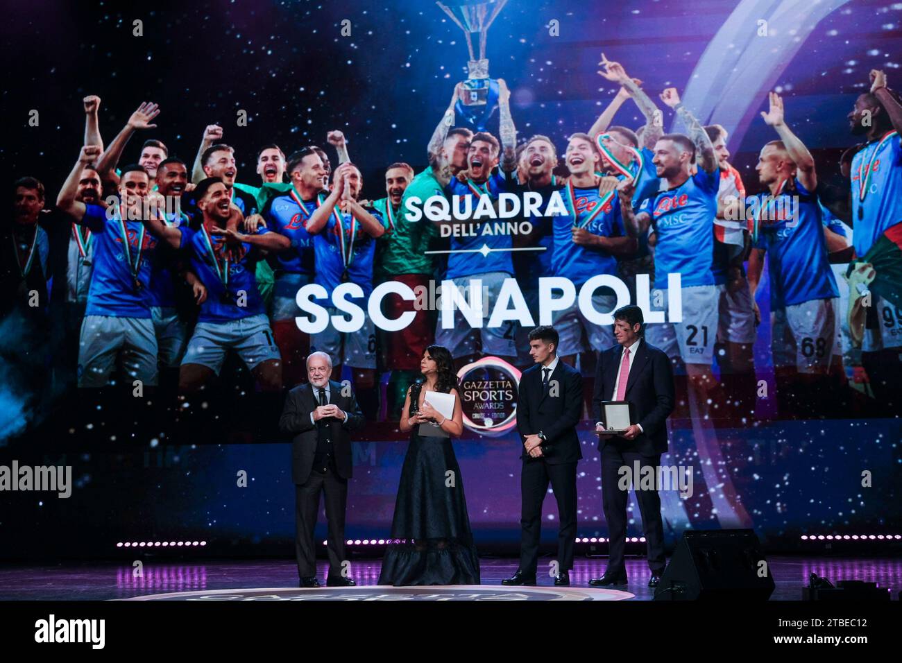 Le président italien de SSC Napoli, Aurelio de Laurentiis, et le défenseur italien de SSC Napoli, Giovanni Di Lorenzo, lors de la neuvième édition des Gazzetta Sports Awards, la cérémonie de remise des prix dédiée aux stars du sport, organisée par la Gazzetta dello Sport à Naples le 6 décembre 2023 à bord du MSC Fantasia. Banque D'Images