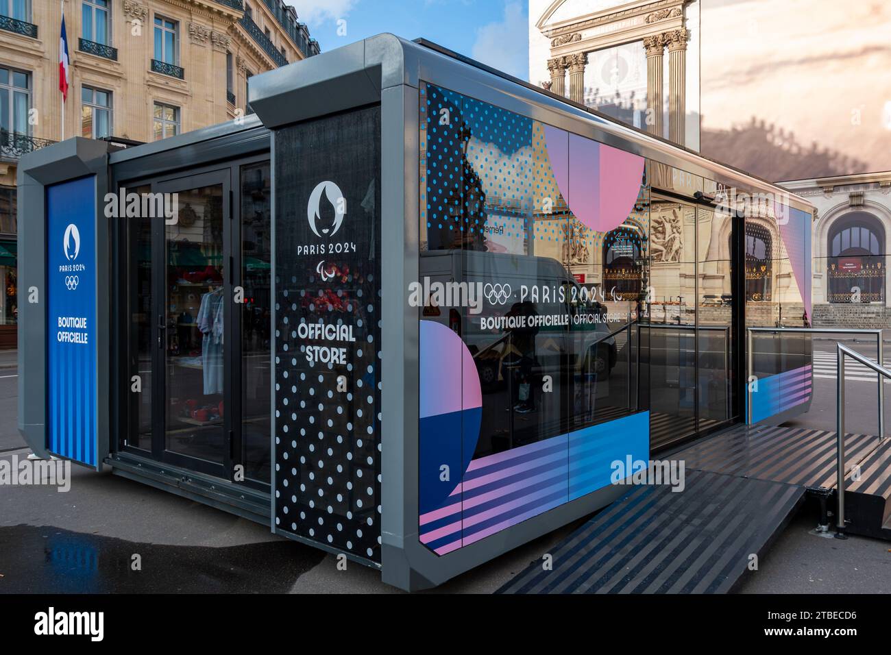 Vue extérieure du magasin officiel des Jeux Olympiques et Paralympiques d'été de Paris 2024 situé place de l'Opéra à Paris, France Banque D'Images