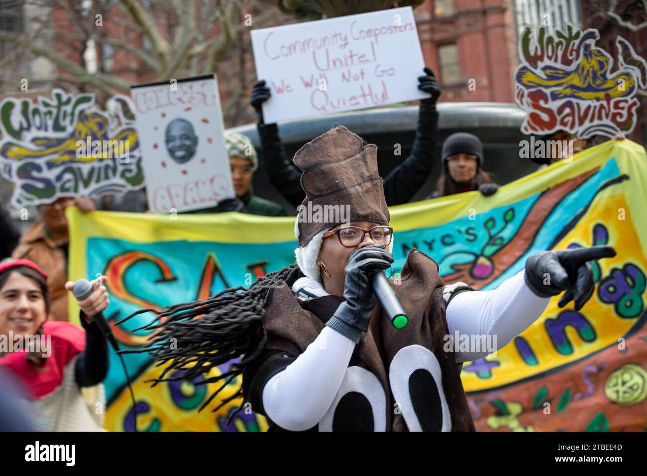 NEW YORK, NEW YORK - DÉCEMBRE 6 : les politiciens se sont joints à des dizaines de travailleurs municipaux, d'organisations communautaires et d'activistes lors d'un rassemblement devant l'hôtel de ville pour protester contre les coupes budgétaires en cours du maire Eric Adam qui réduiraient le service d'au moins quatre programmes de compostage communautaire le 6 décembre 2023 à New York. Si les compressions vont de l'avant, 198 des 266 sites de dépôt de déchets alimentaires, y compris ceux des marchés verts de la ville, fermeront et plus de 100 travailleurs perdront leur emploi. (Photo de Michael Nigro/Sipa USA) crédit : SIPA USA/Alamy Live News Banque D'Images