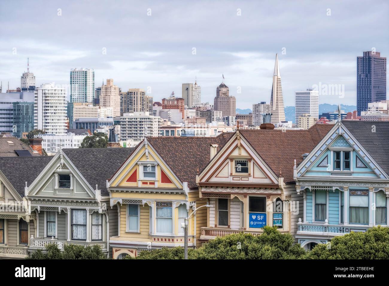 Painted Ladies rangée de maisons victoriennes Alamo Square, San Francisco, Californie, États-Unis photo prise 2022 Banque D'Images