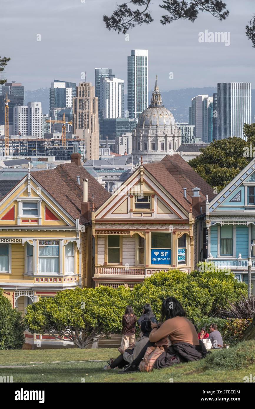 Painted Ladies rangée de maisons victoriennes Alamo Square, San Francisco, Californie, États-Unis photo prise 2022 Banque D'Images