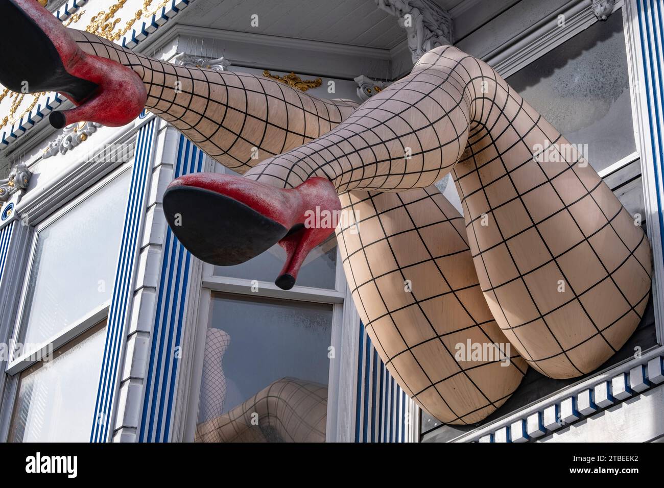 Jambes sortant de la fenêtre de Piedmont Boutique, Haight Street, San Francisco Banque D'Images