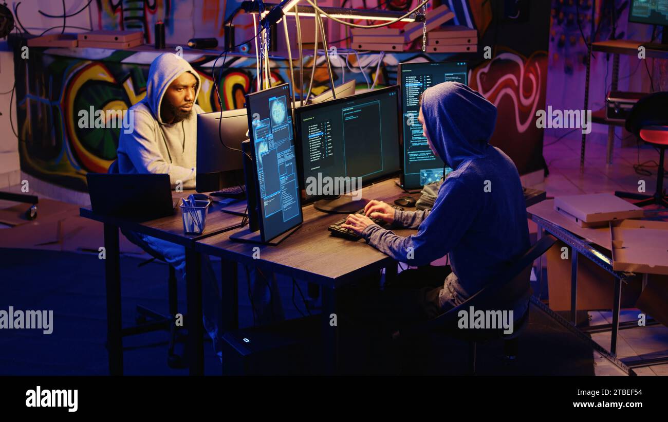 Les pirates se précipitent pour quitter la base souterraine après avoir entendu des sirènes de police tout en piratant des logiciels. Programmeurs escrocs courant pour échapper aux forces de l'ordre venant les arrêter pour craquer des jeux vidéo Banque D'Images