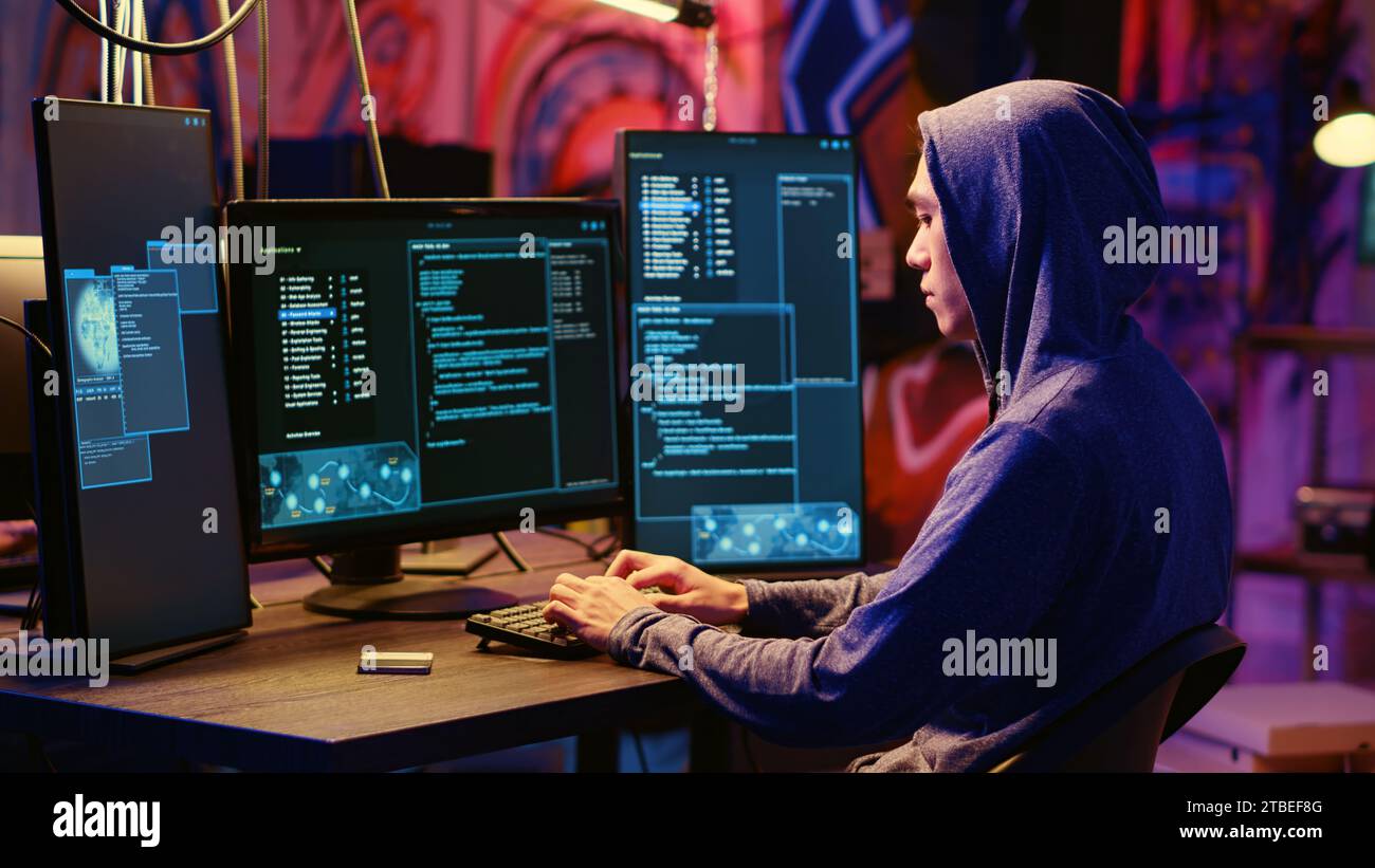 Pirate dans une base souterraine cachée capable d'obtenir avec succès passé les mesures anti-sabotage mises en œuvre par les entreprises pour protéger leur logiciel, télécharger crack fini sur SSD, prêt à le vendre en ligne Banque D'Images