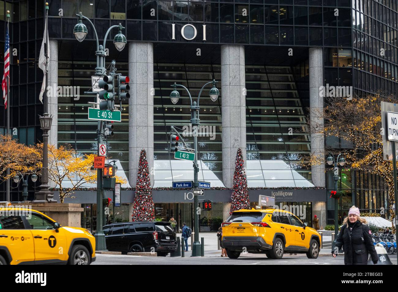 Le bâtiment Kalikow au 101 Park Ave. Est décoré pour les fêtes, 2023, New York City, USA Banque D'Images