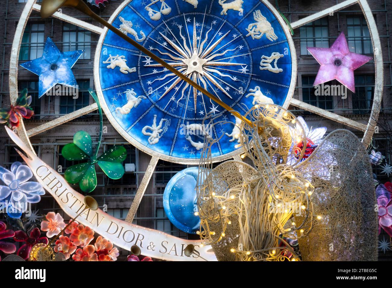 Le carrousel de rêves de Christian Dior est le thème des vitrines de vacances Saks Fifth Avenue, 2023, New York City, USA Banque D'Images