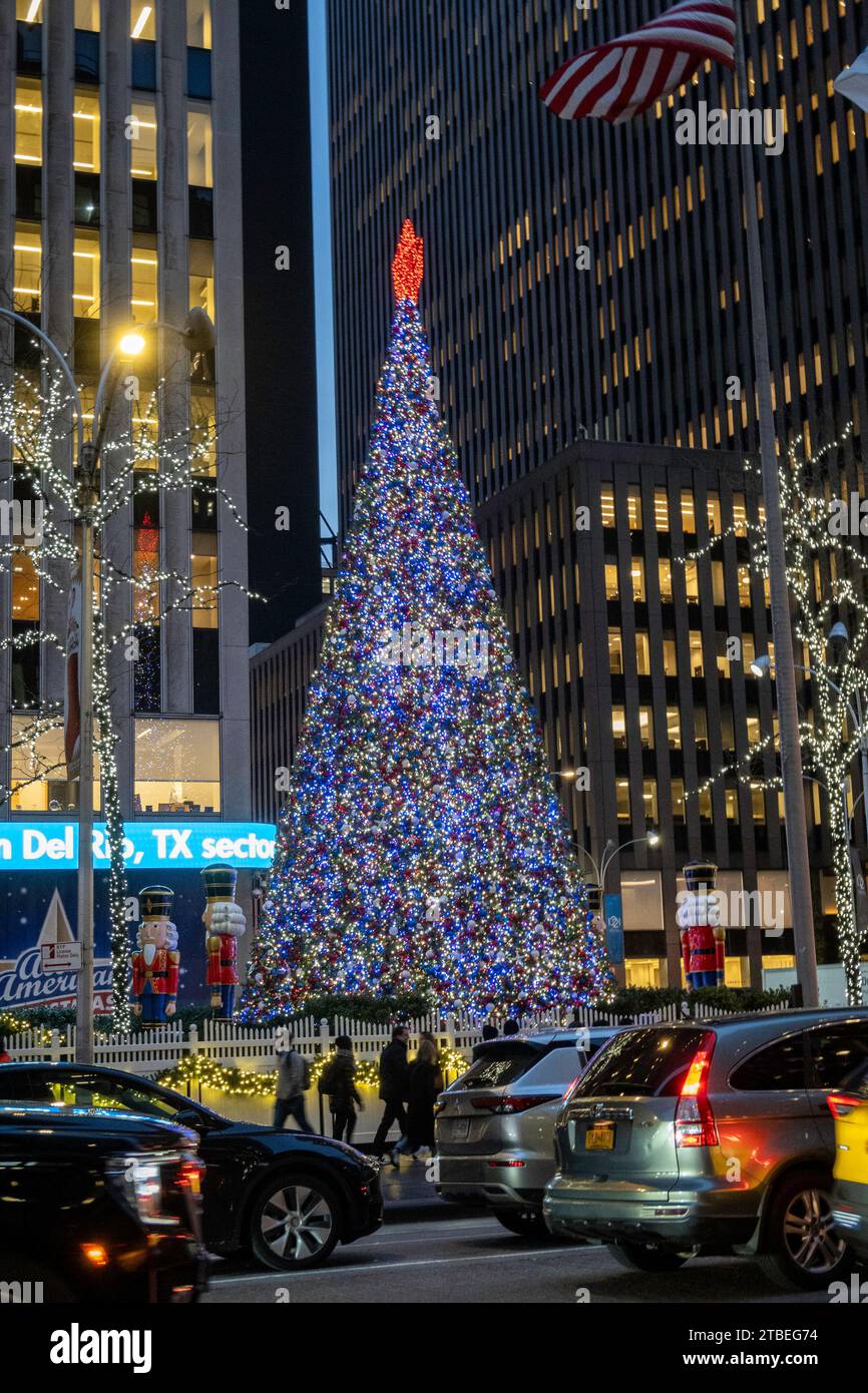 Arbre de Noël et décorations de vacances sur la sixième Avenue à Fox Square, New York, États-Unis, 2023 Banque D'Images