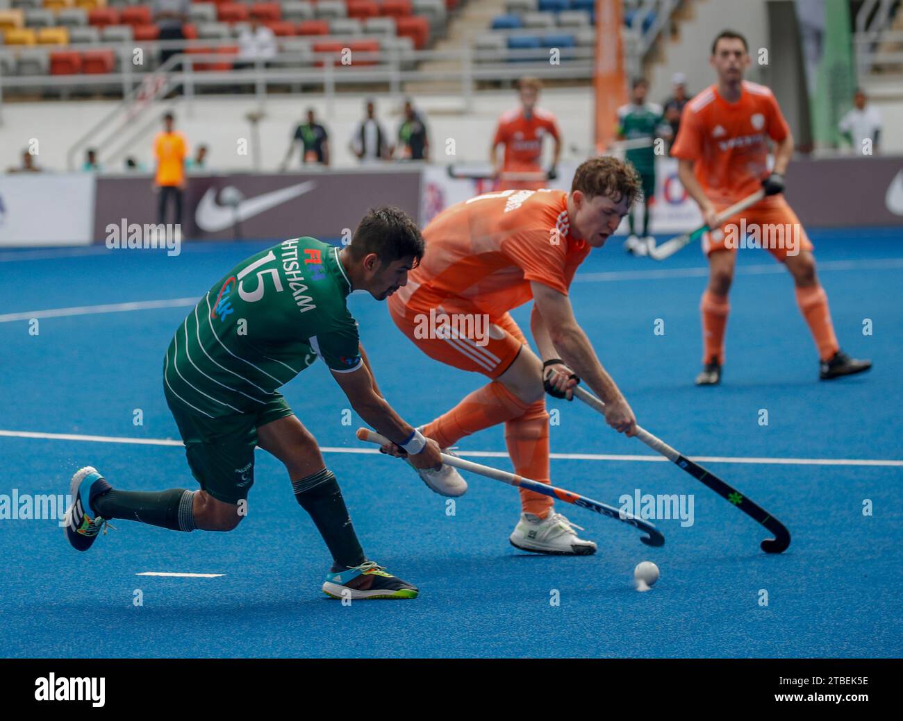 Kuala Lumpur, Malaisie. 06 décembre 2023. Aslam Ahtisham du Pakistan (à gauche) et Aardenburg Boris des pays-Bas (à droite) en action lors du match de la coupe du monde junior de Malaisie 2023 de la FIH entre les pays-Bas et le Pakistan au Stade national de hockey Bukit Jalil. Score final ; pays-Bas 3:3 Pakistan. Crédit : SOPA Images Limited/Alamy Live News Banque D'Images