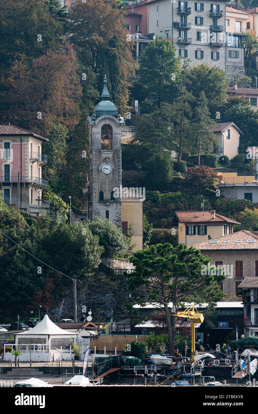 Village au bord du lac sur le lac de Côme, photographié de l'extérieur sur le lac de Côme Banque D'Images