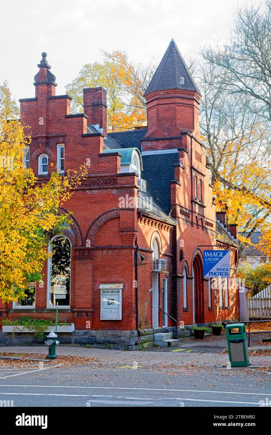 1884 Hôtel de ville en briques de style flamand Revival sur main Street à Stockbridge Massachusetts, actuellement espace commercial — octobre 2023 Banque D'Images