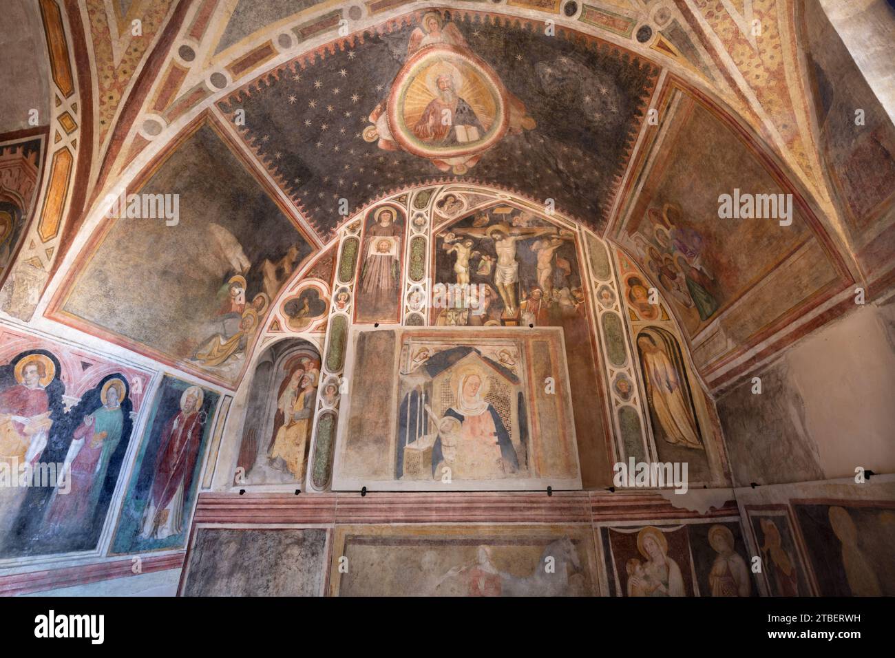 TRÉVISE, ITALIE - 8 NOVEMBRE 2023 : les fresques de l'église Chiesa di San Vito e Santa Lucia par Tomaso da Modena du premier semestre 14. cent. Banque D'Images