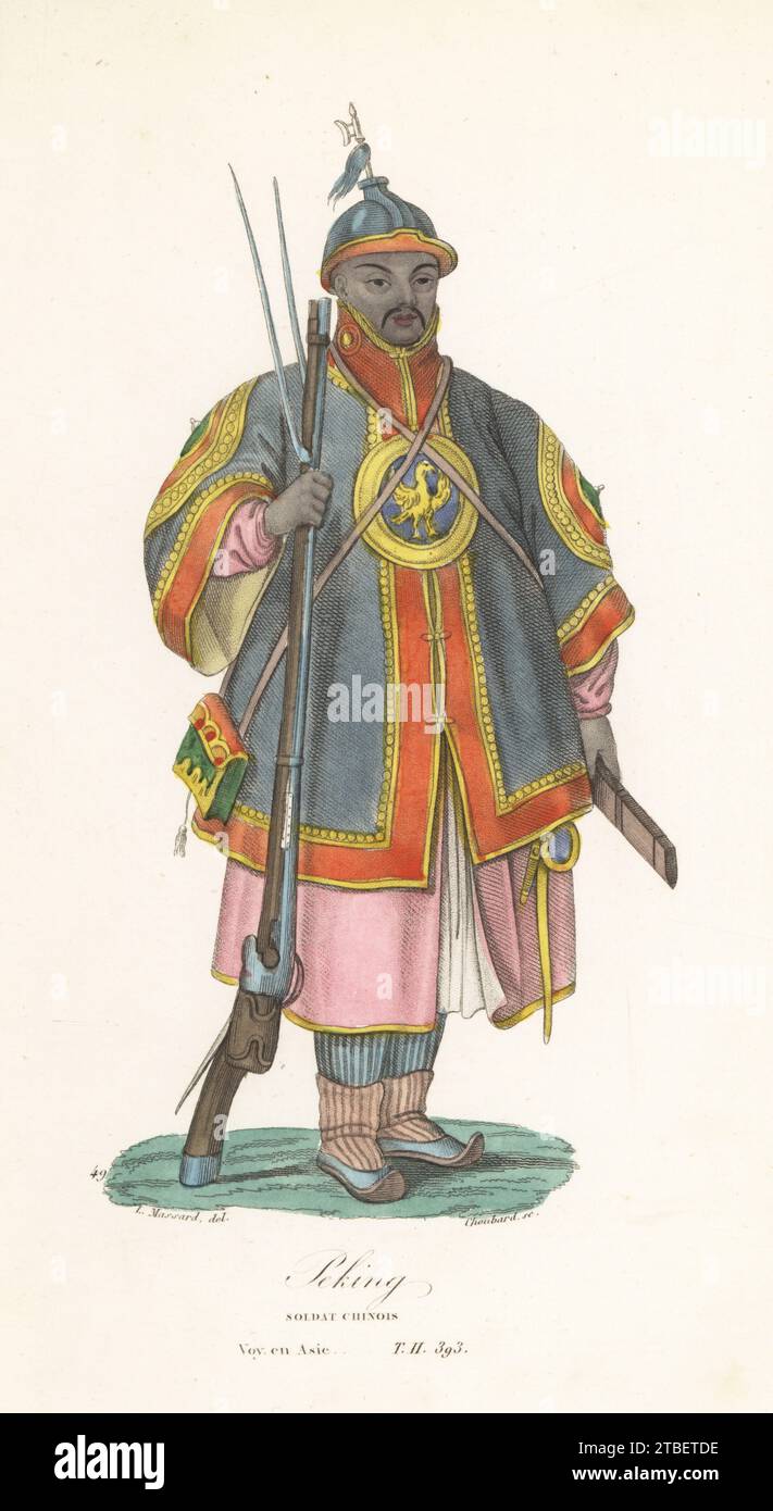Costume d'un soldat chinois, Pékin, Chine. En casque, manteau avec emblème de dragon, robes, bottes, armé de mousquet. Soldat Chinois, Pékin. D'après une illustration de George Timkowski dans Mission to China. Gravure sur acier coloriée à la main par Choubard d'après une illustration de Leopold Massard de Collection de portraits et costumes des différents peuples qui habitent les cinq parties du monde, Armand-Aubree, Paris, 1837. Banque D'Images