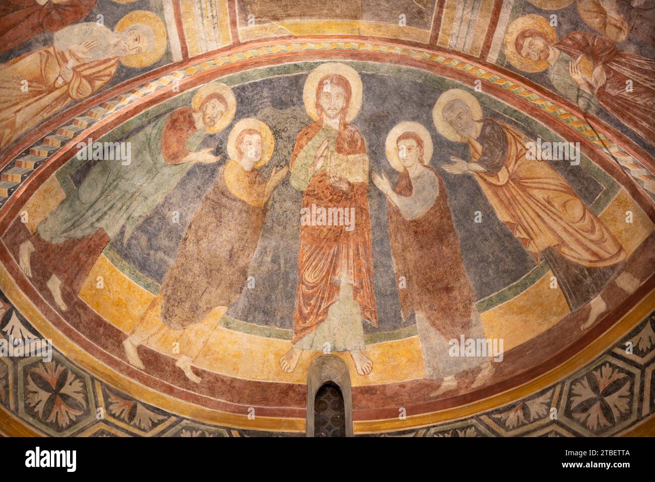 TRÉVISE, ITALIE - 8 NOVEMBRE 2023 : fresque de Bénédiction de Jésus parmi les apôtres dans l'église Chiesa di San Vito e Santa Lucia de 13. cent. Banque D'Images
