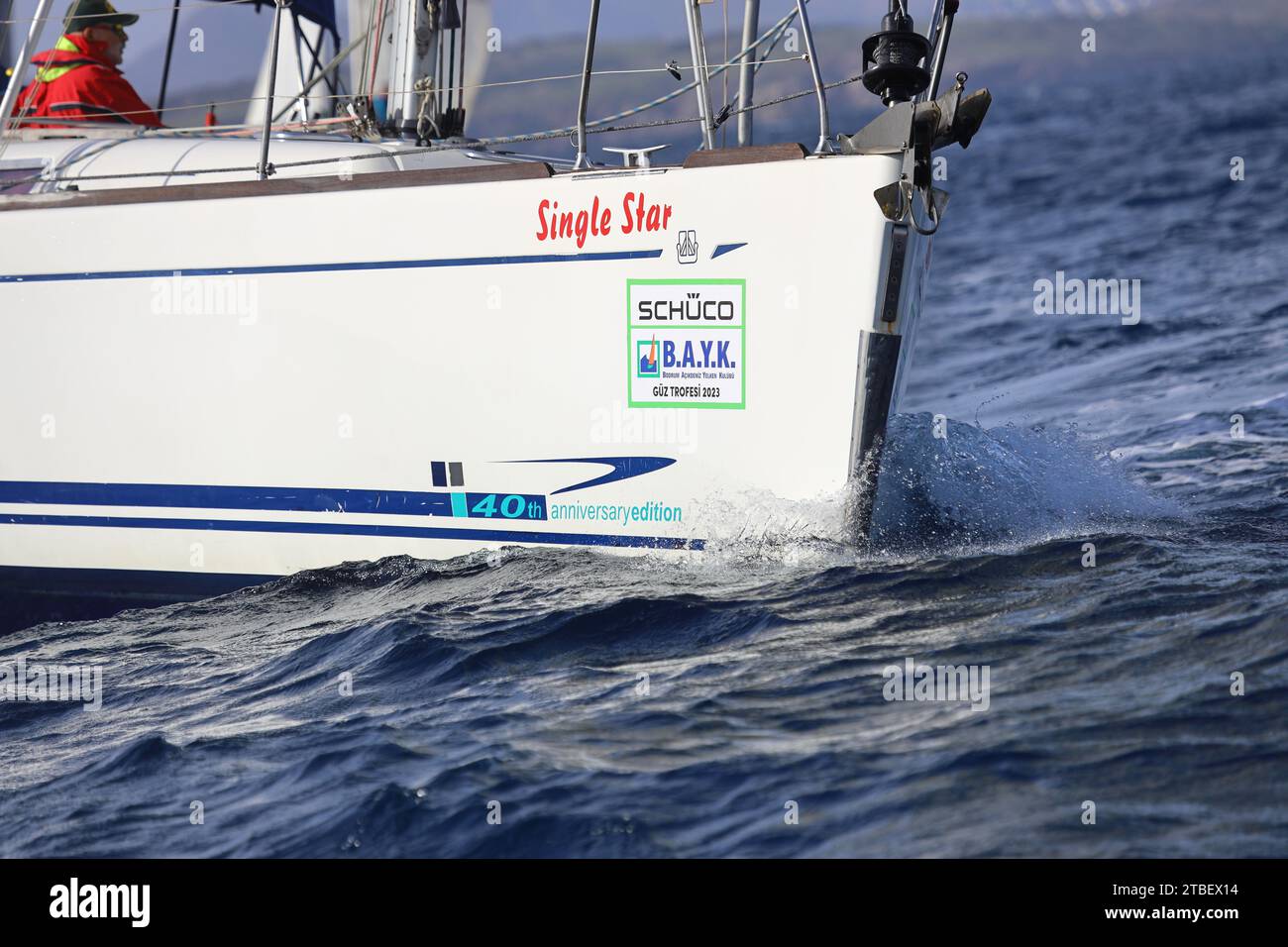 Bodrum, Turquie. 02 décembre 2019 : les voiliers naviguent par temps venteux dans les eaux bleues de la mer Égée, sur les rives de la célèbre destination de vacances Banque D'Images