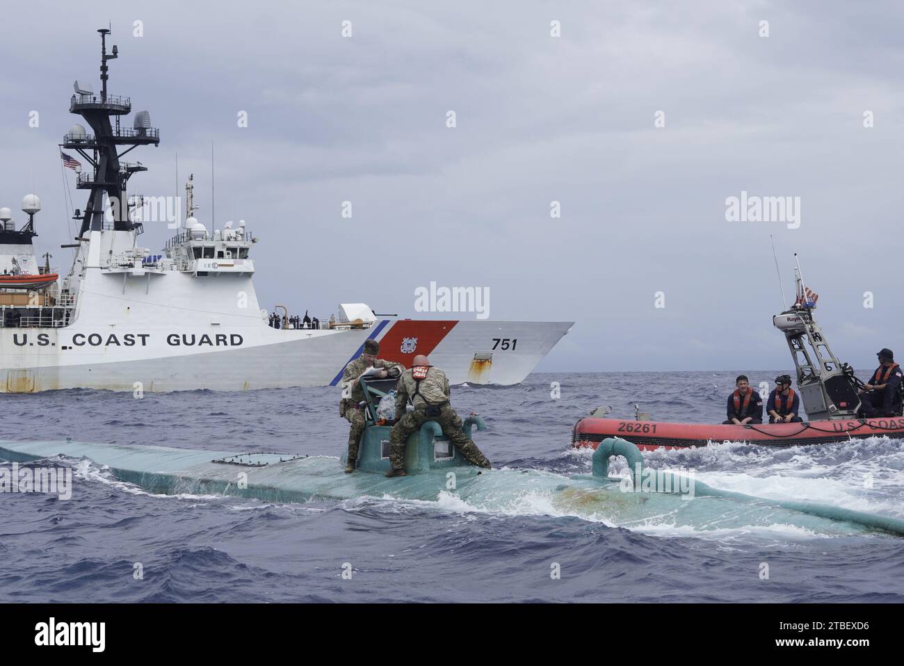 Des membres de l’équipe d’embarquement de la Garde côtière Cutter Waesche (WMSL-751) inspectent un semi-submersible automoteur (SPSS) dans les eaux internationales de l’océan Pacifique est, 20 novembre 2023. L'interception du SPSS a permis de produire plus de 5 500 livres de cocaïne. En novembre 2023, les membres de l ' équipage de Waesche ont saisi environ 18 219 livres de cocaïne, d ' une valeur marchande estimée à plus de 239 millions de dollars, au cours de quatre interceptions ou événements distincts soupçonnés d ' être des navires de contrebande de drogue au large des côtes du Mexique et de l ' Amérique centrale et du Sud. (Photo de la Garde côtière américaine) Banque D'Images