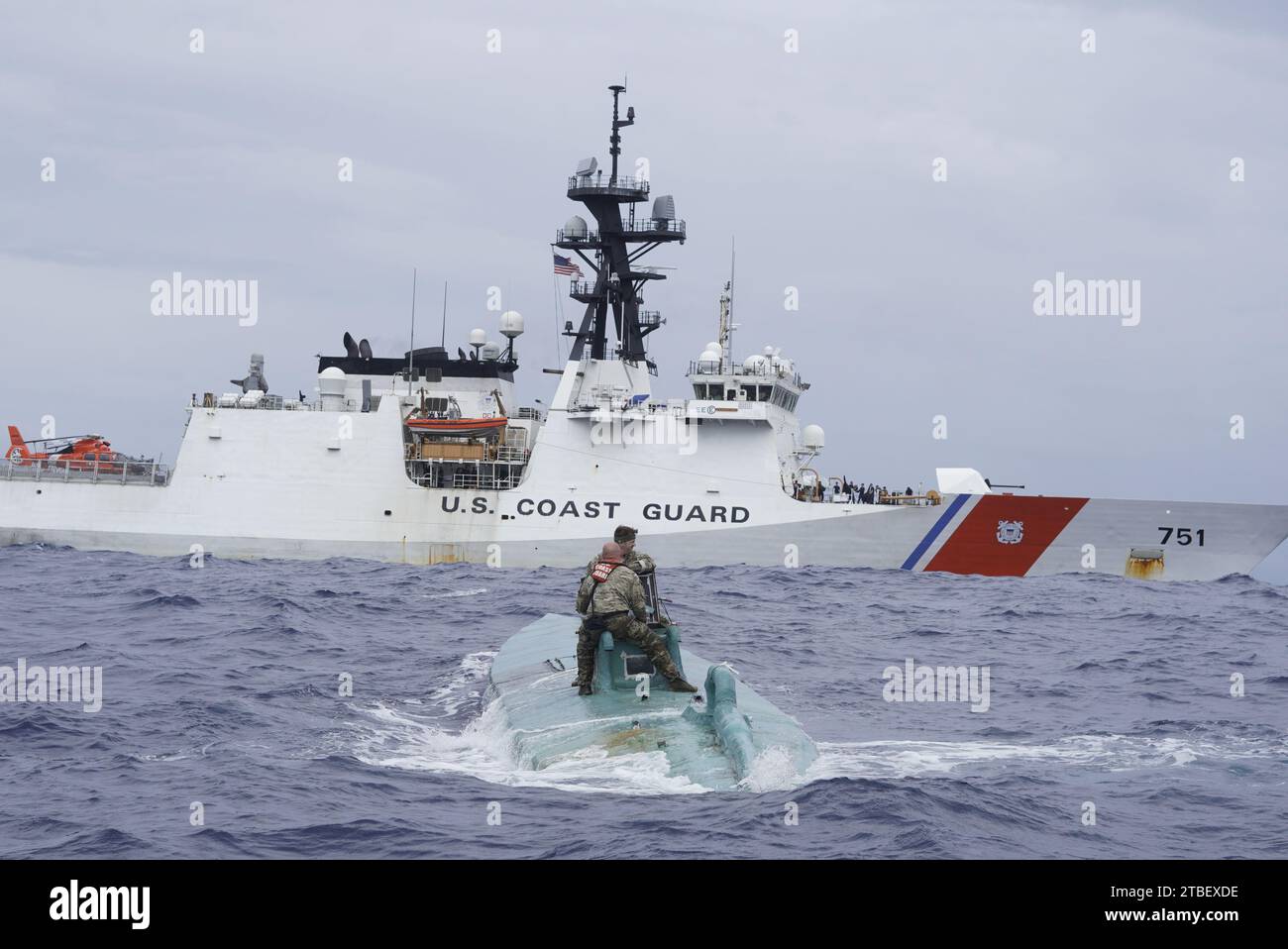 Des membres de l’équipe d’embarquement de la Garde côtière Cutter Waesche (WMSL-751) inspectent un semi-submersible automoteur (SPSS) dans les eaux internationales de l’océan Pacifique est, 20 novembre 2023. L'interception du SPSS a permis de produire plus de 5 500 livres de cocaïne. En novembre 2023, les membres de l ' équipage de Waesche ont saisi environ 18 219 livres de cocaïne, d ' une valeur marchande estimée à plus de 239 millions de dollars, au cours de quatre interceptions ou événements distincts soupçonnés d ' être des navires de contrebande de drogue au large des côtes du Mexique et de l ' Amérique centrale et du Sud. (Photo de la Garde côtière américaine) Banque D'Images