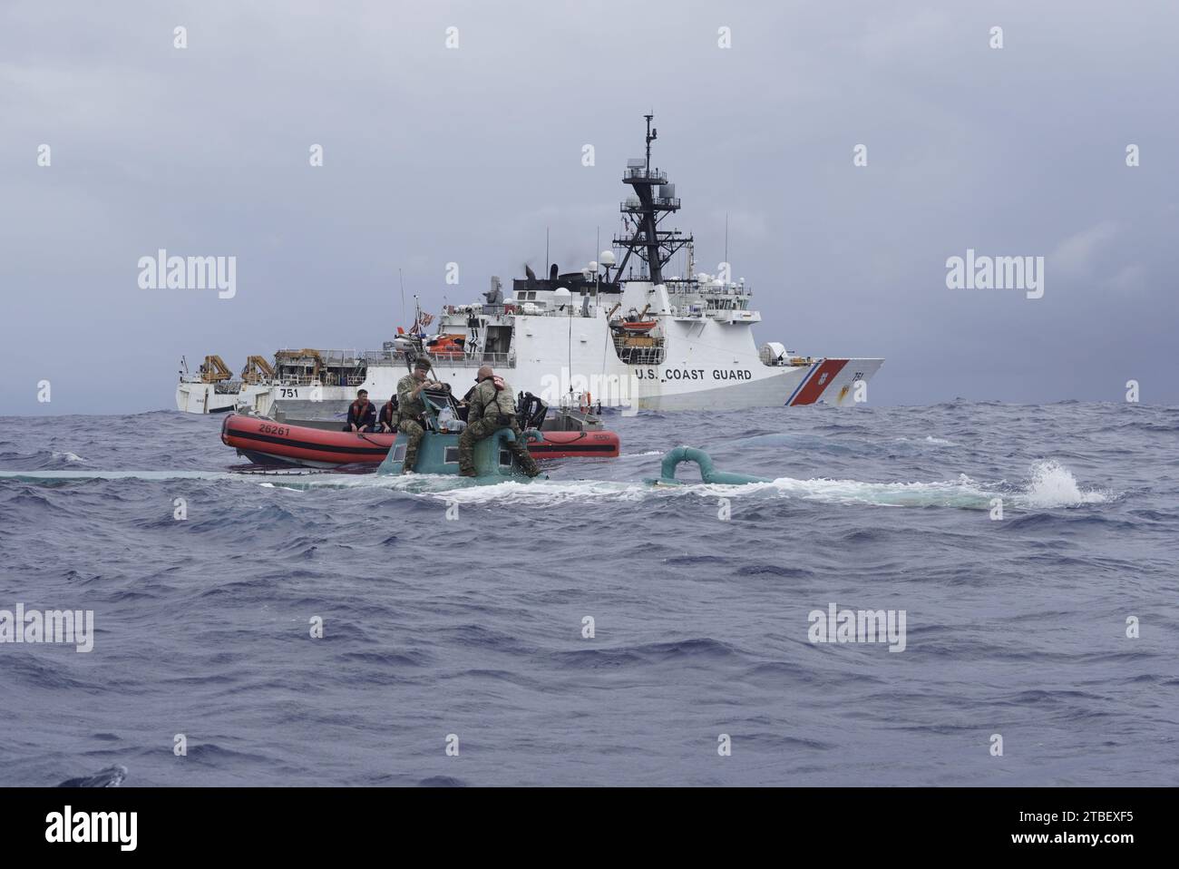 Des membres de l’équipe d’embarquement de la Garde côtière Cutter Waesche (WMSL-751) inspectent un semi-submersible automoteur (SPSS) dans les eaux internationales de l’océan Pacifique est, 20 novembre 2023. L'interception du SPSS a permis de produire plus de 5 500 livres de cocaïne. En novembre 2023, les membres de l ' équipage de Waesche ont saisi environ 18 219 livres de cocaïne, d ' une valeur marchande estimée à plus de 239 millions de dollars, au cours de quatre interceptions ou événements distincts soupçonnés d ' être des navires de contrebande de drogue au large des côtes du Mexique et de l ' Amérique centrale et du Sud. (Photo de la Garde côtière américaine) Banque D'Images