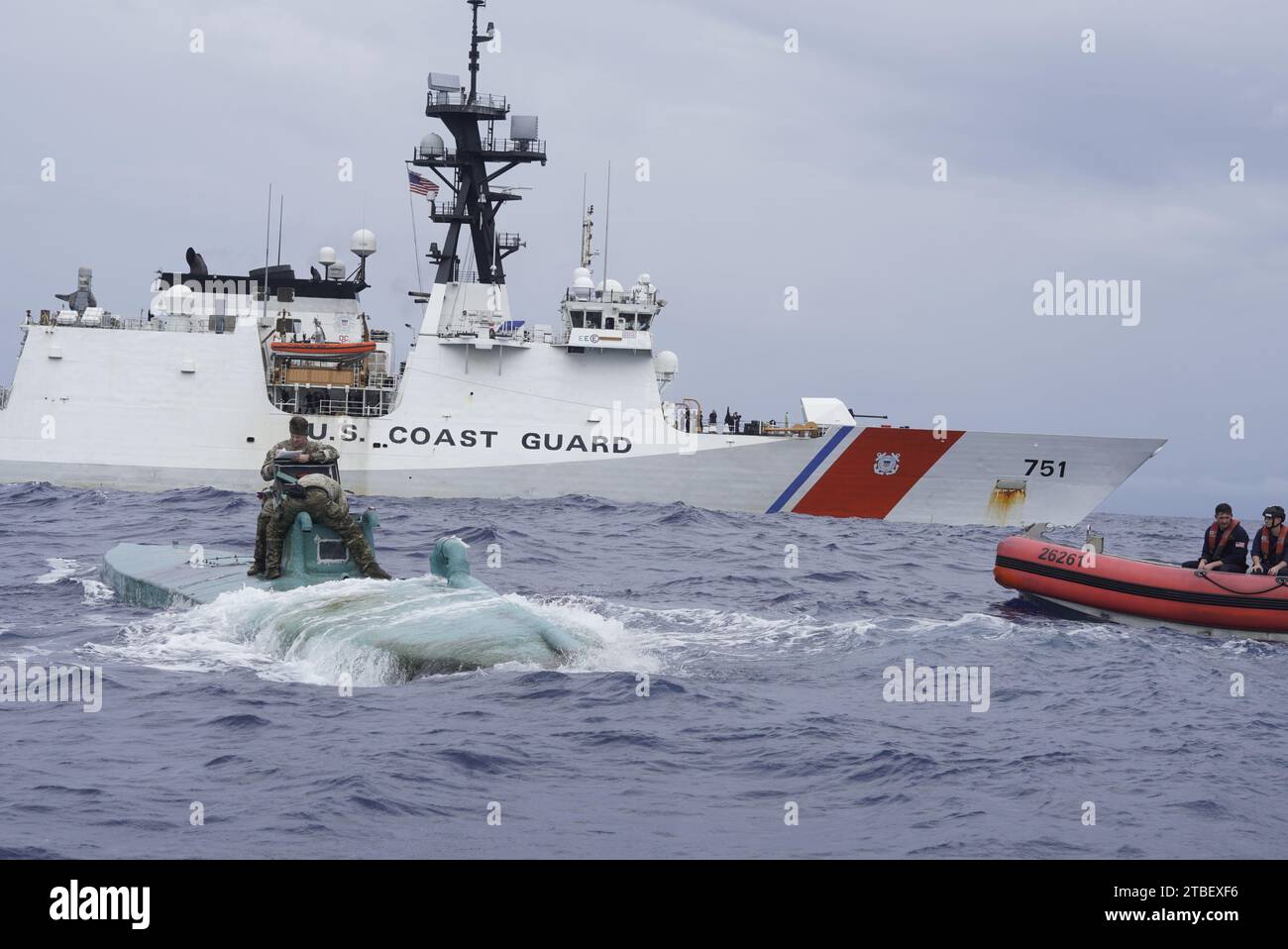 Des membres de l’équipe d’embarquement de la Garde côtière Cutter Waesche (WMSL-751) inspectent un semi-submersible automoteur (SPSS) dans les eaux internationales de l’océan Pacifique est, 20 novembre 2023. L'interception du SPSS a permis de produire plus de 5 500 livres de cocaïne. En novembre 2023, les membres de l ' équipage de Waesche ont saisi environ 18 219 livres de cocaïne, d ' une valeur marchande estimée à plus de 239 millions de dollars, au cours de quatre interceptions ou événements distincts soupçonnés d ' être des navires de contrebande de drogue au large des côtes du Mexique et de l ' Amérique centrale et du Sud. (Photo de la Garde côtière américaine) Banque D'Images