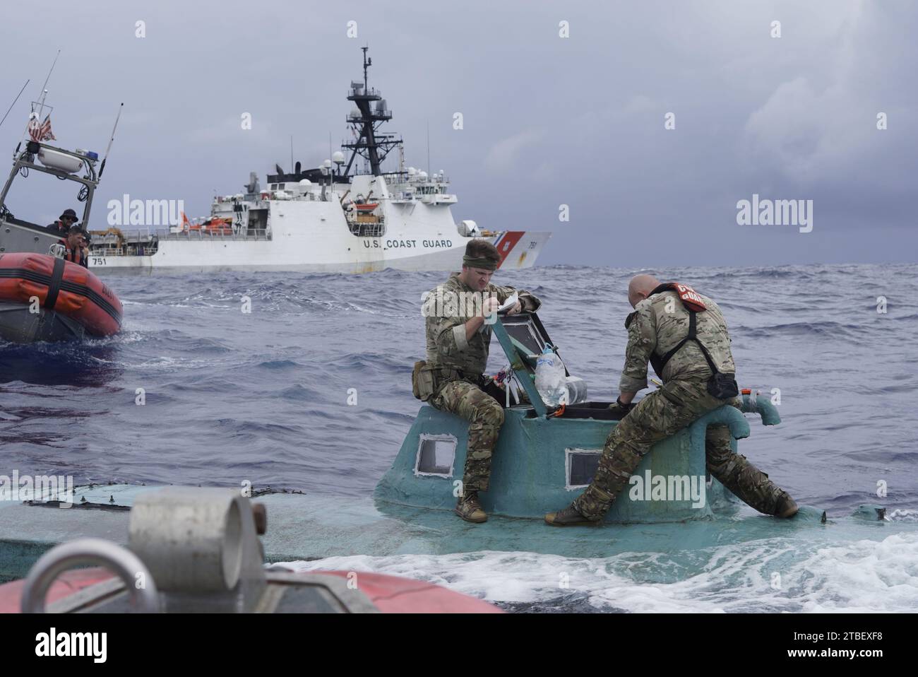 Des membres de l’équipe d’embarquement de la Garde côtière Cutter Waesche (WMSL-751) inspectent un semi-submersible automoteur (SPSS) dans les eaux internationales de l’océan Pacifique est, 20 novembre 2023. L'interception du SPSS a permis de produire plus de 5 500 livres de cocaïne. En novembre 2023, les membres de l ' équipage de Waesche ont saisi environ 18 219 livres de cocaïne, d ' une valeur marchande estimée à plus de 239 millions de dollars, au cours de quatre interceptions ou événements distincts soupçonnés d ' être des navires de contrebande de drogue au large des côtes du Mexique et de l ' Amérique centrale et du Sud. (Photo de la Garde côtière américaine) Banque D'Images