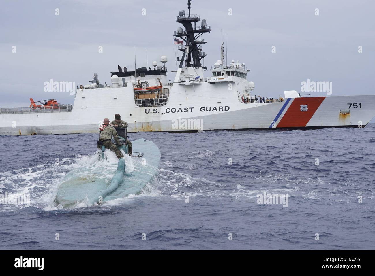 Des membres de l’équipe d’embarquement de la Garde côtière Cutter Waesche (WMSL-751) inspectent un semi-submersible automoteur (SPSS) dans les eaux internationales de l’océan Pacifique est, 20 novembre 2023. L'interception du SPSS a permis de produire plus de 5 500 livres de cocaïne. En novembre 2023, les membres de l ' équipage de Waesche ont saisi environ 18 219 livres de cocaïne, d ' une valeur marchande estimée à plus de 239 millions de dollars, au cours de quatre interceptions ou événements distincts soupçonnés d ' être des navires de contrebande de drogue au large des côtes du Mexique et de l ' Amérique centrale et du Sud. (Photo de la Garde côtière américaine) Banque D'Images