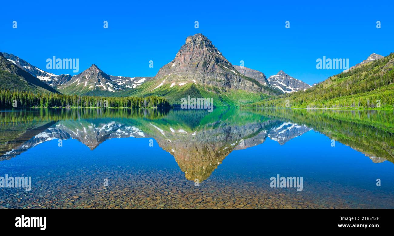 panorama de la montagne de sinopah reflété dans deux lacs de médecine dans le parc national du glacier, montana Banque D'Images