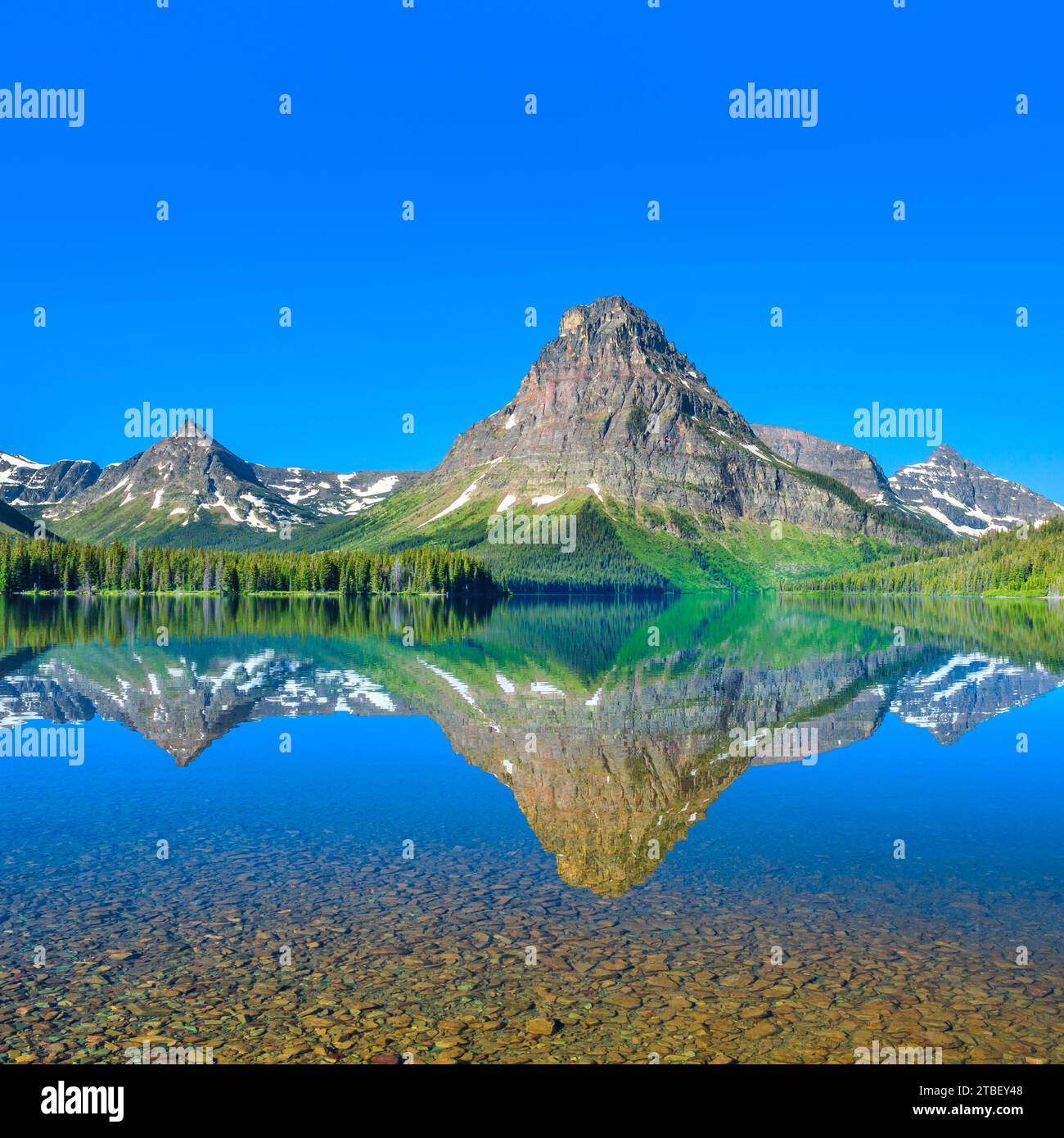 Sinopah reflétée dans la montagne deux lac medicine dans le Glacier National Park, Montana Banque D'Images