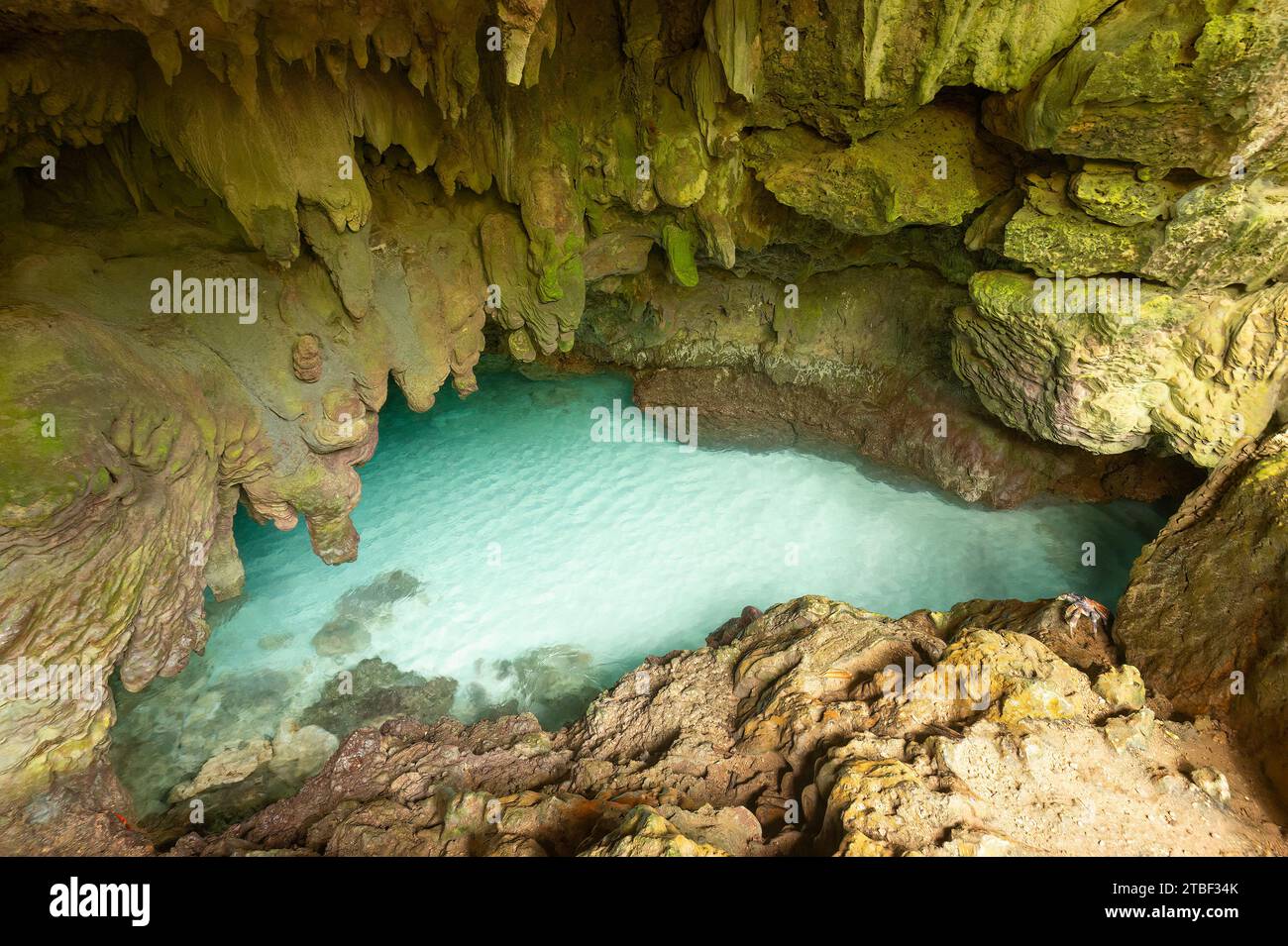 Eau turquoise de la Grotte, attraction touristique populaire, île Christmas, Australie Banque D'Images