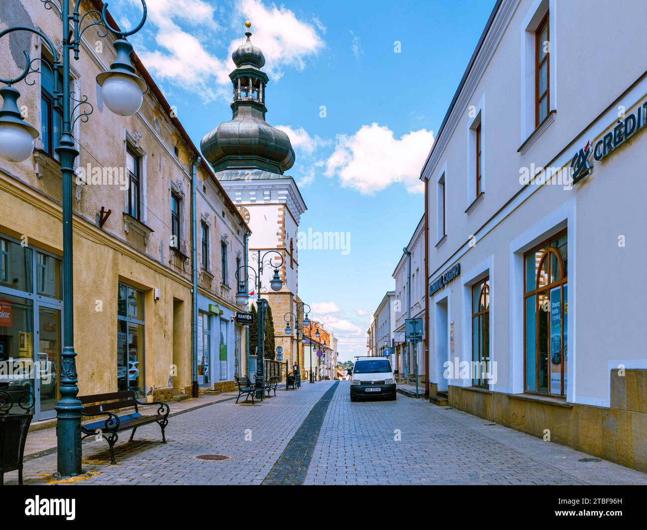 Vue sur le clocher et un fragment de l'église de la Sainte Trinité, Krosno, Pologne. Banque D'Images
