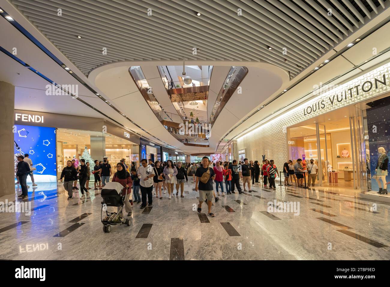 KL, Malaisie-Déc 2,2023 : les gens peuvent voir explorer autour du centre commercial Exchange TRX. C'est un développement intégré qui offre un centre dynamique de shopping Banque D'Images