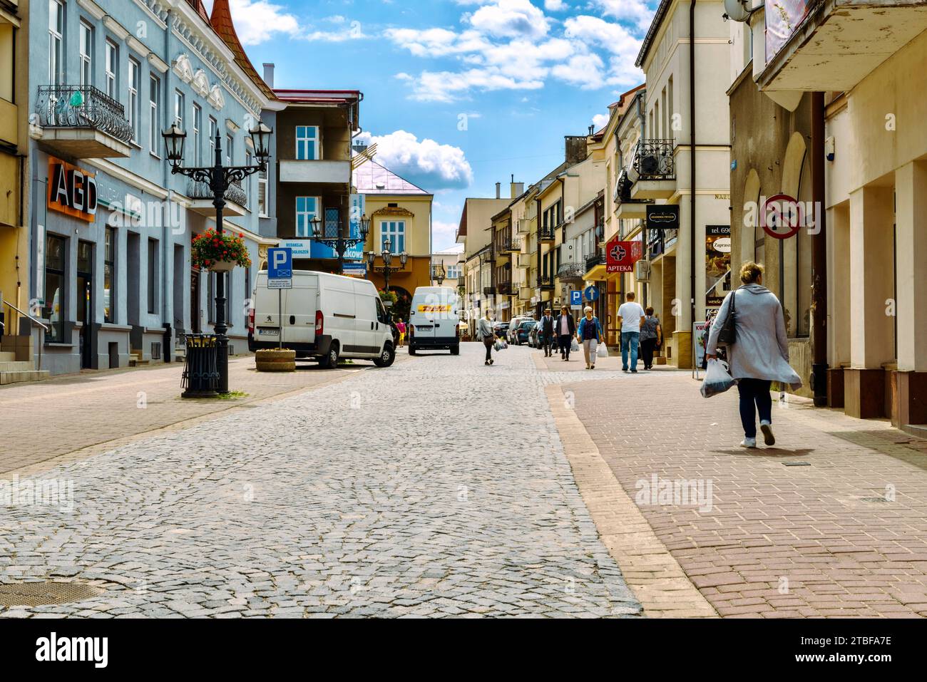 Vue sur un fragment d'une belle rue dans la vieille ville, Krosno, Pologne. Banque D'Images