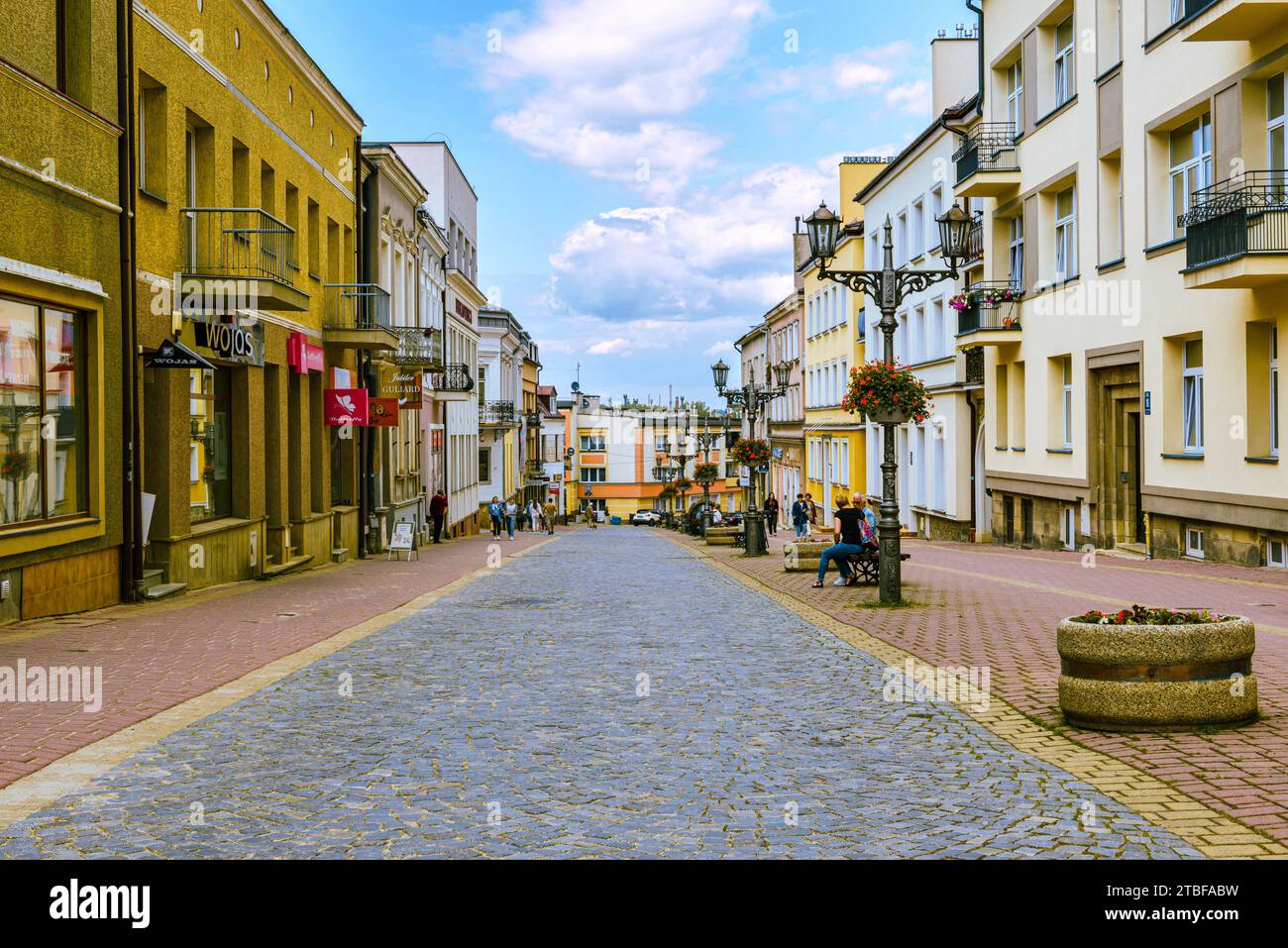 Vue sur un fragment d'une belle rue dans la vieille ville, Krosno, Pologne. Banque D'Images