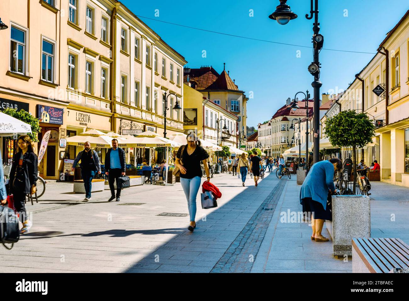 Vue sur un fragment d'une belle rue dans la vieille ville, Krosno, Pologne. Banque D'Images