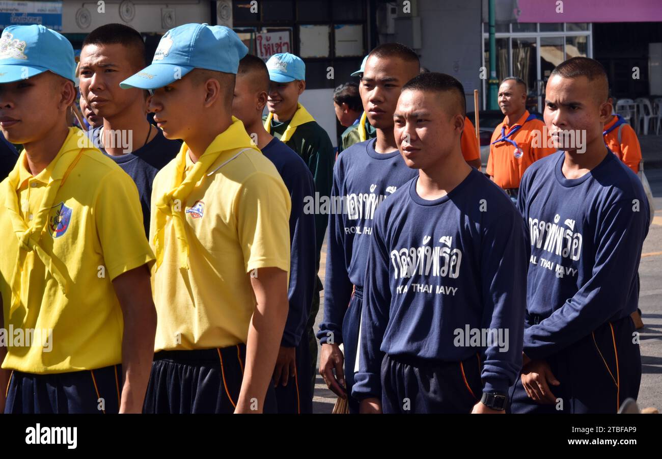 De jeunes représentants de l'armée royale thaïlandaise aident les autres lors d'une journée nationale de nettoyage à Nakhon Phanom, en Thaïlande, en Asie du Sud-est. Le 5 décembre est une fête nationale car il commémore l'anniversaire du défunt roi Bhumibol Adulyadej, Rama 9. Cet événement commence par des participants en uniforme qui défilent pour des photos et de courts discours, suivis par tous ceux qui utilisent des brosses brindilles et des camions-citernes pour nettoyer les rues. Cette journée est connue sous le nom de fête des pères en Thaïlande. Banque D'Images