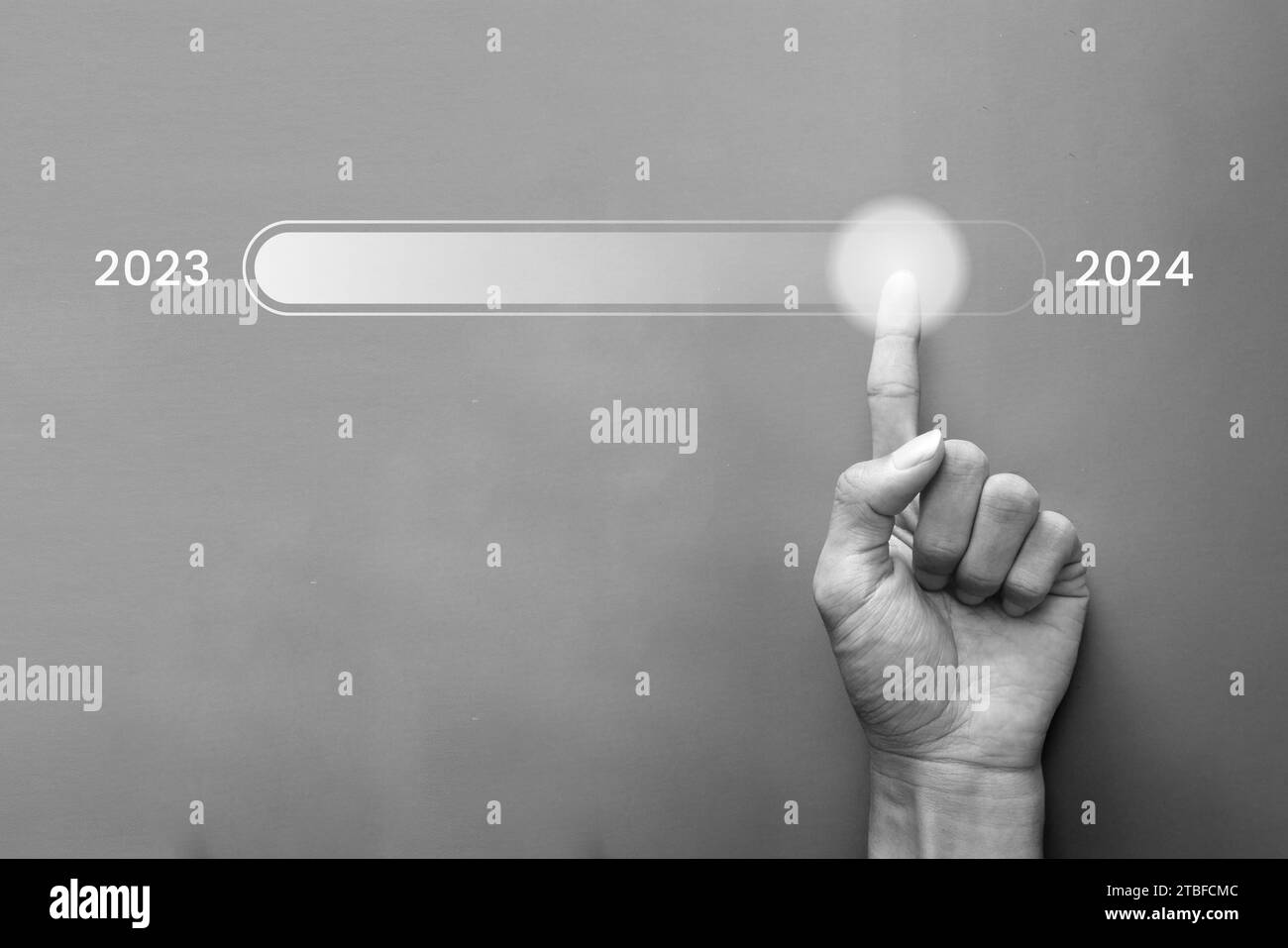 Nouvel an 2024 chargement en monochrome. Barre de chargement de pression de doigt le 2023 décembre. Au revoir décembre 2023. Banque D'Images