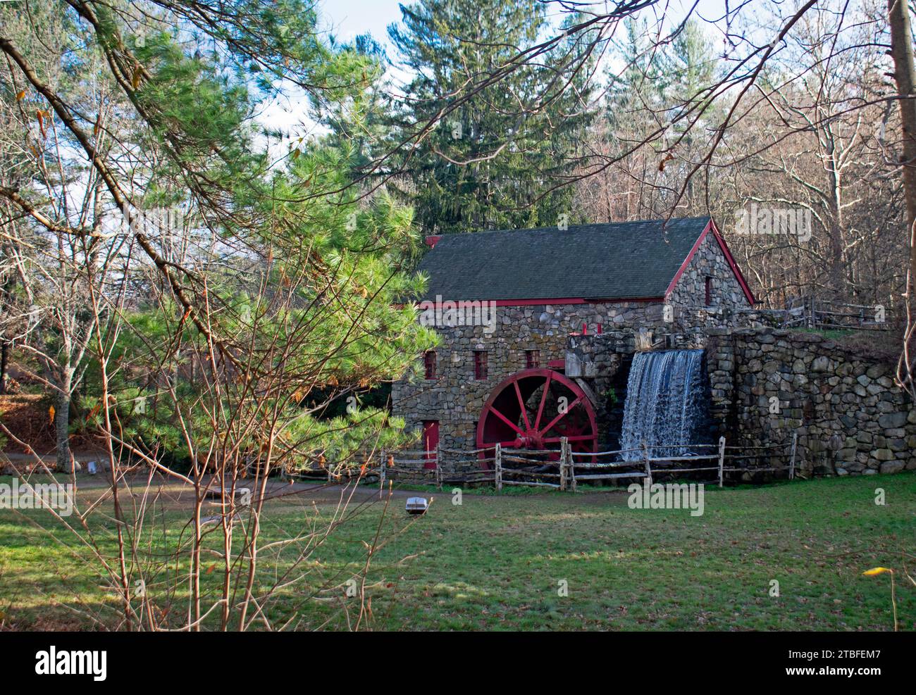 Moulin historique arborant une roue en bois rouge, à Sudbury, Massachusetts, qui est toujours en activité, produisant de la farine de maïs et de la farine de blé -0 Banque D'Images