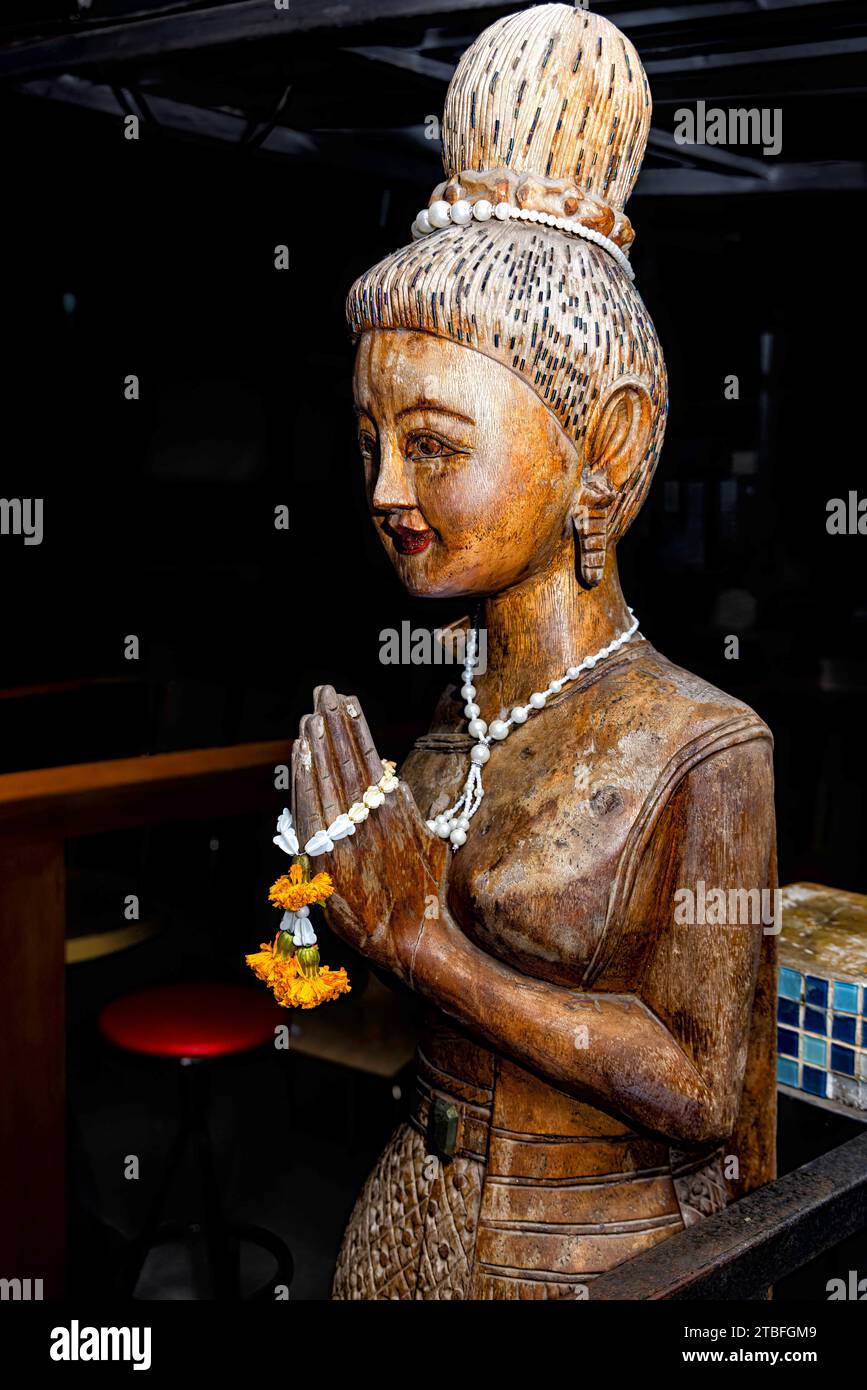 Statue bouddhiste à l'entrée du spectacle Divas Ladyboy Cabaret, Ko Samui, Chaweng, Ko Samui, Thaïlande Banque D'Images