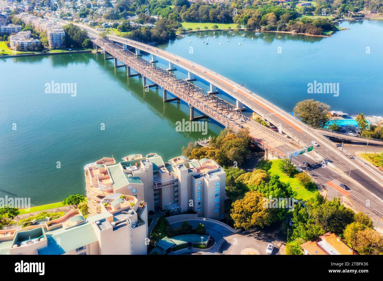 Double Iron Cove Bridge sur la rivière Parramatta dans Inner West Sydney - vue aérienne de l'échangeur Rozelle sur Victoria Road. Banque D'Images