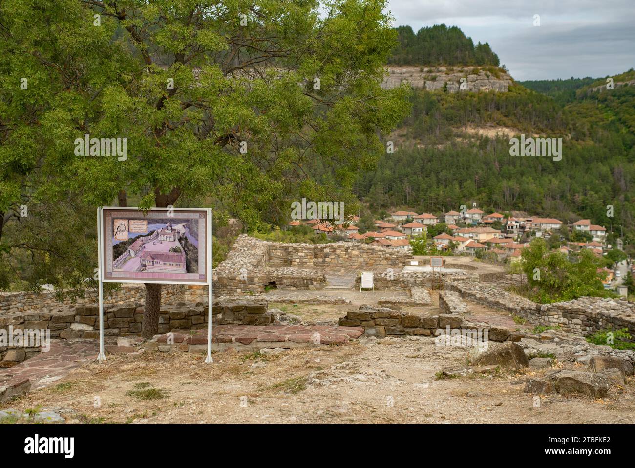 Une affiche est accrochée devant une toile de fond pittoresque des ruines antiques de Veliko Tarnovo, Tsarevets Banque D'Images Une affiche est accrochée devant une toile de fond pittoresque des ruines antiques de Veliko Tarnovo, Tsarevets Banque D'Images