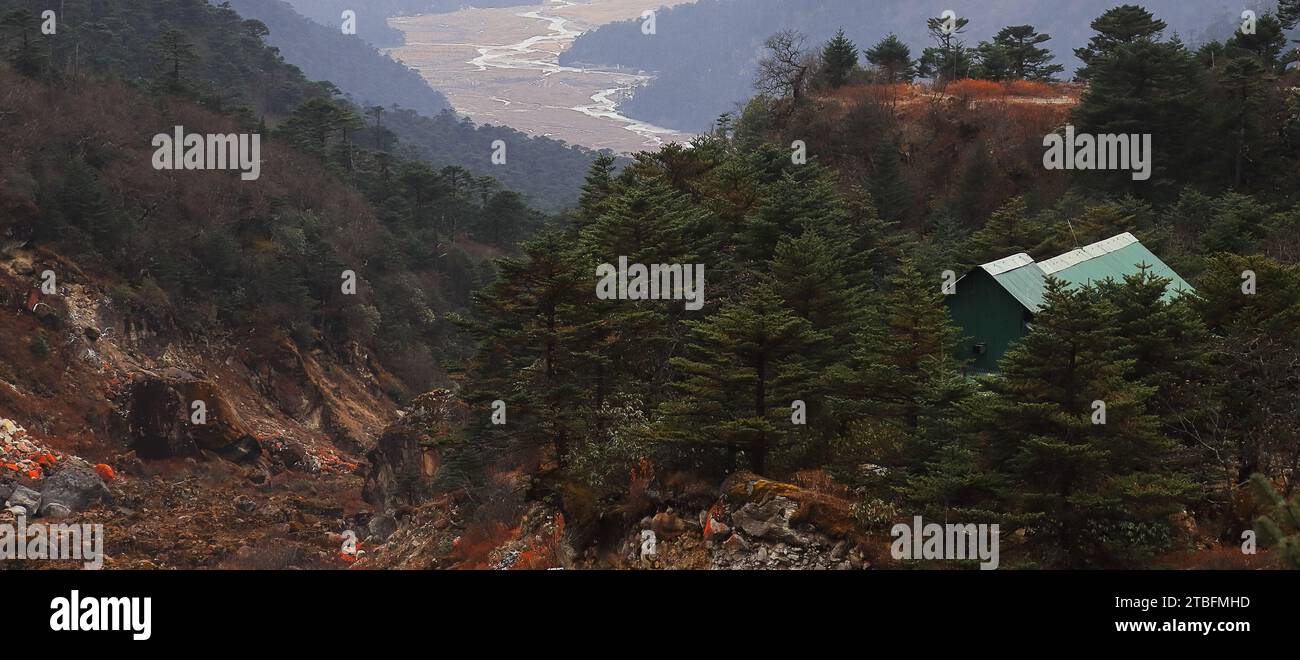 paysage de montagne pittoresque et sauvage de la vallée de yumthang, lieu touristique populaire vallée de yumthang est situé dans le nord du sikkim en inde Banque D'Images