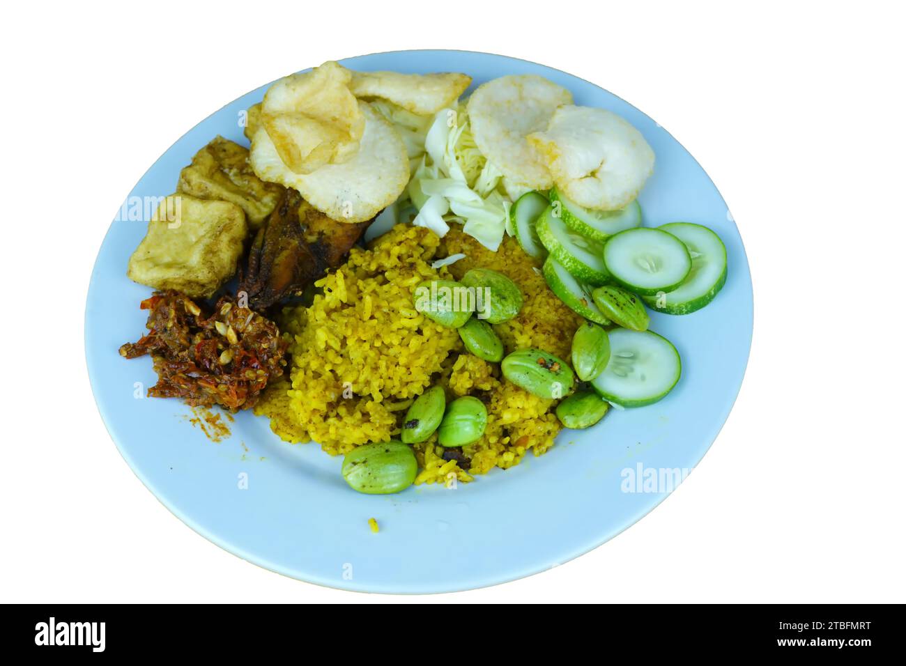 Vue de dessus d'une assiette de Nasi goreng ou d'un plat de riz frit indonésien populaire avec poulet, légumes, œuf au plat et pétay ou haricot puant ou Parkia spe Banque D'Images